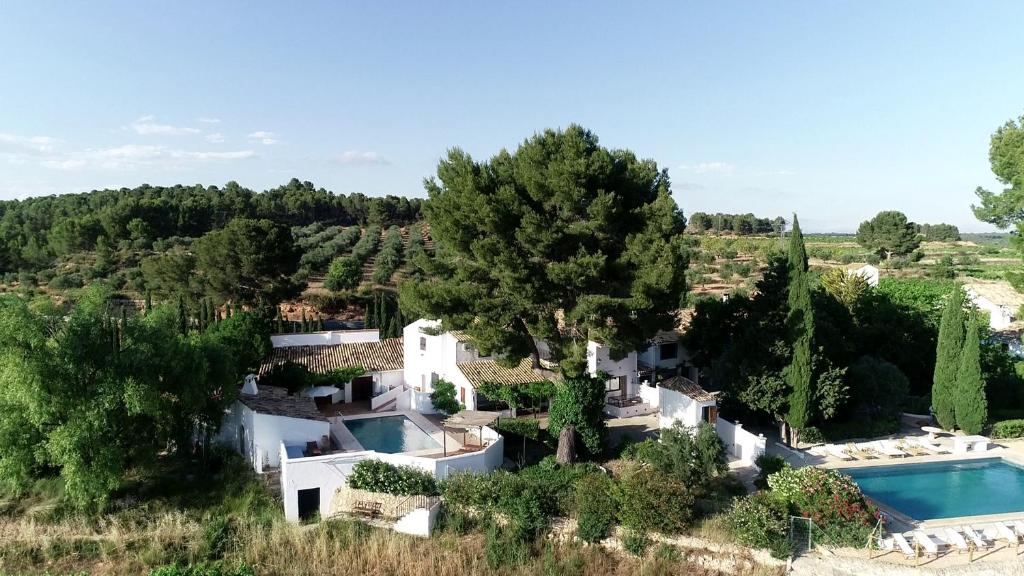 - une vue aérienne sur une villa avec une piscine dans l'établissement VILASIRA ( Rooms & Wines ), à Los Cojos