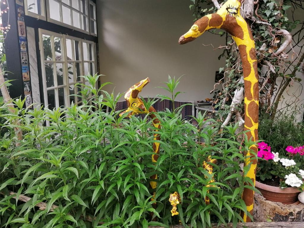 een beeld van een giraf in een tuin bij Ferienwohnung Brandmaier in Unken