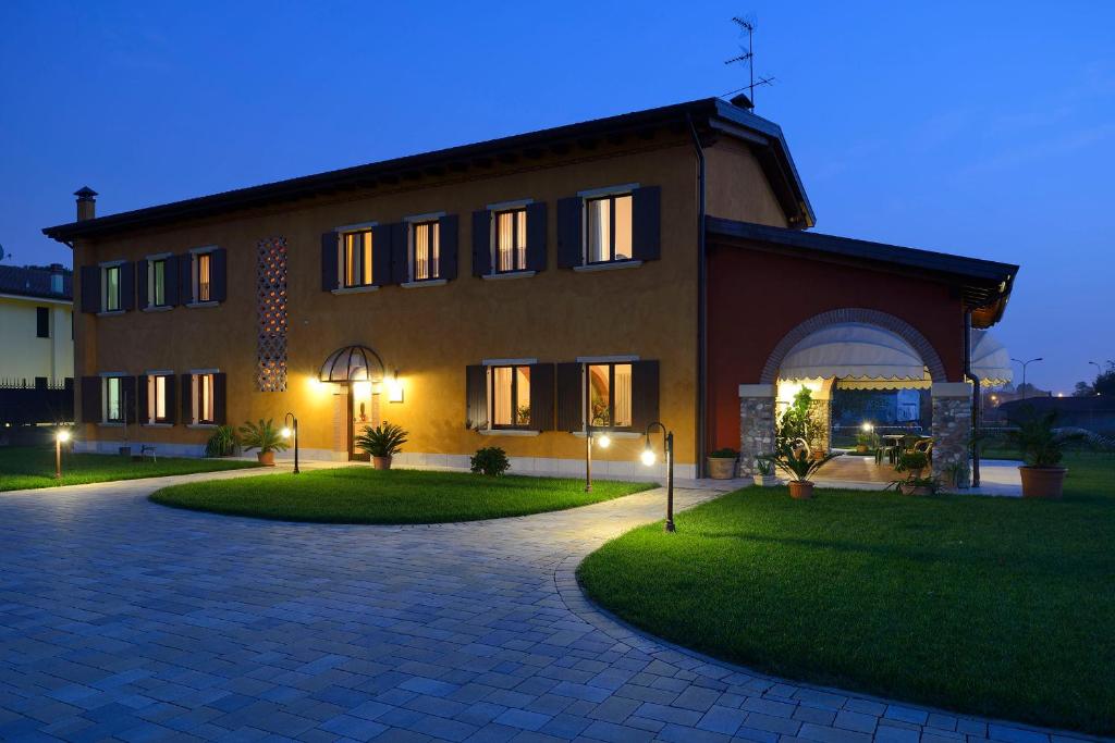 una casa grande con una entrada delante de ella en Agriturismo Bacche di Bosco, en Verona