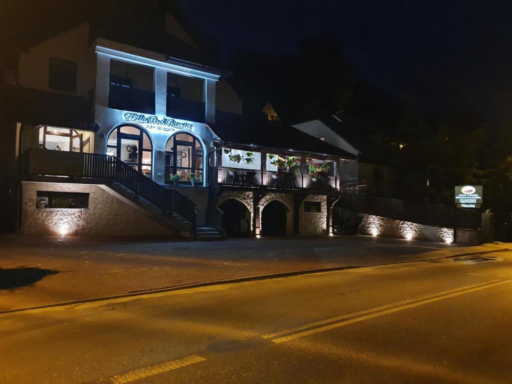 カジミエシュ・ドルニにあるWilla Pod Basztą Restauracja&Wellnessの夜間の灯りの建物