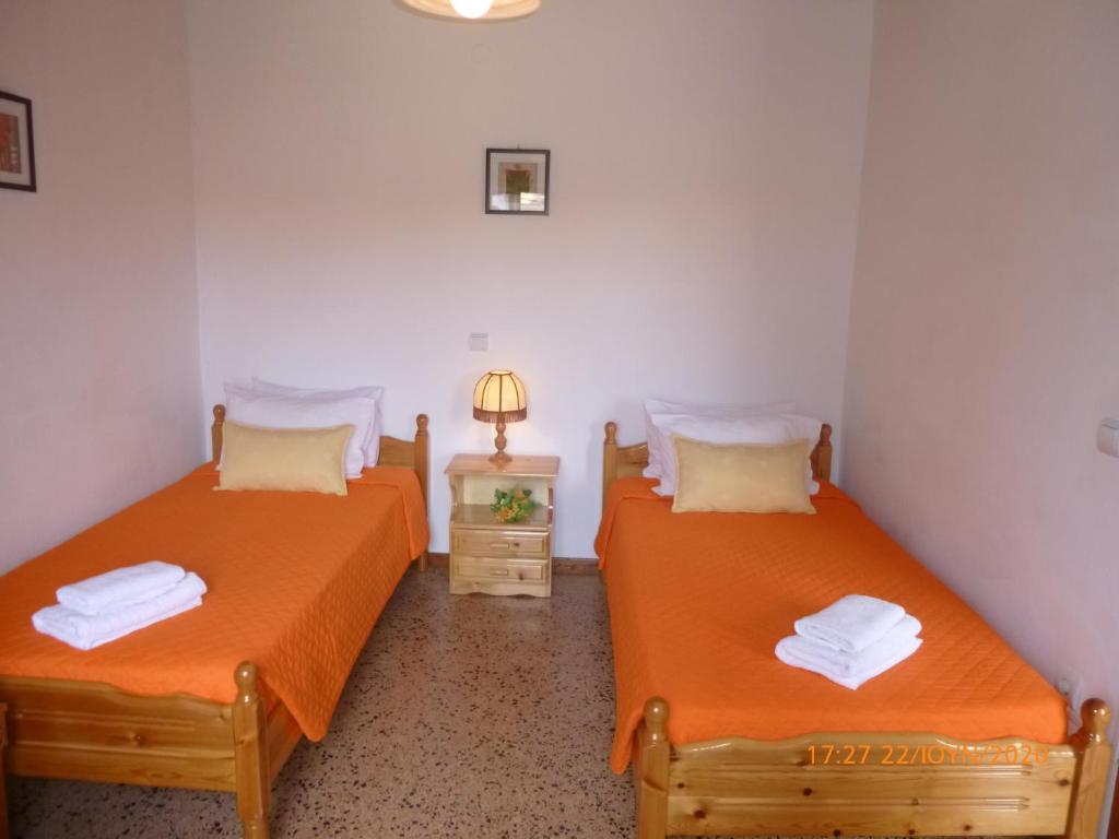 A bed or beds in a room at Bungalows Niki