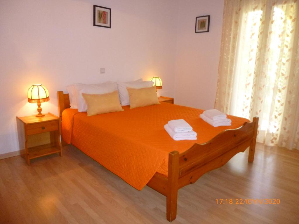 A bed or beds in a room at Bungalows Niki