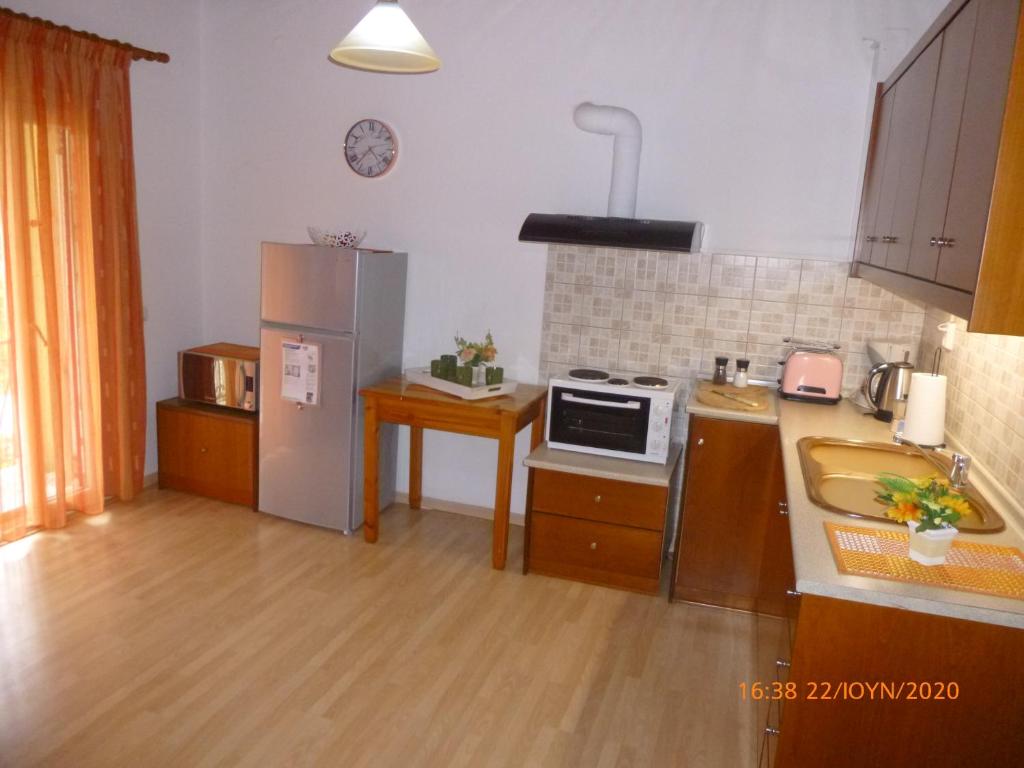 A kitchen or kitchenette at Bungalows Niki
