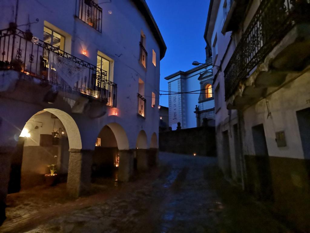 un callejón vacío en un viejo edificio de noche en La Posada del Casar, en Casar de Palomero