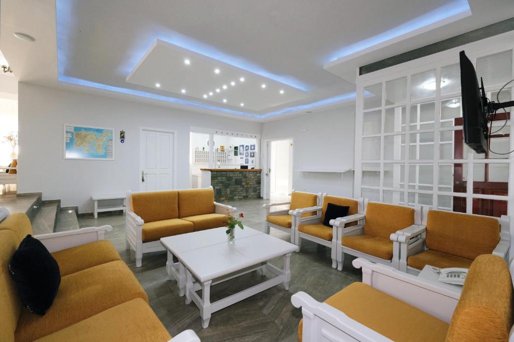 Ifestos Hotel tesisinde bir oturma alanı