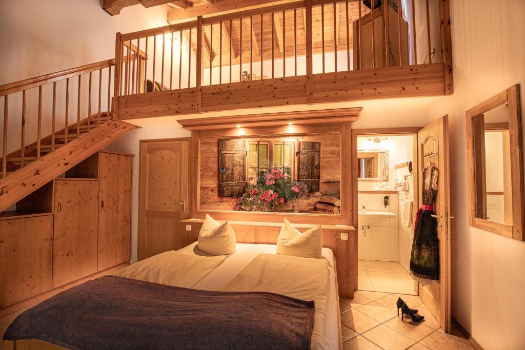 Postel nebo postele na pokoji v ubytování Hotel-Gasthof Der Wiesengrund