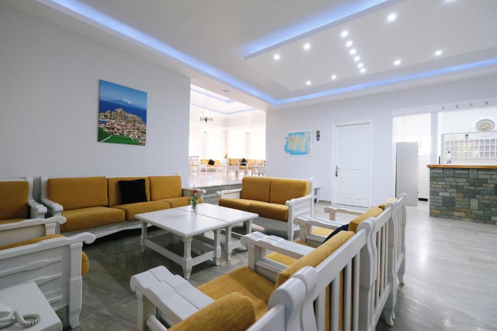Ifestos Hotel tesisinde bir oturma alanı