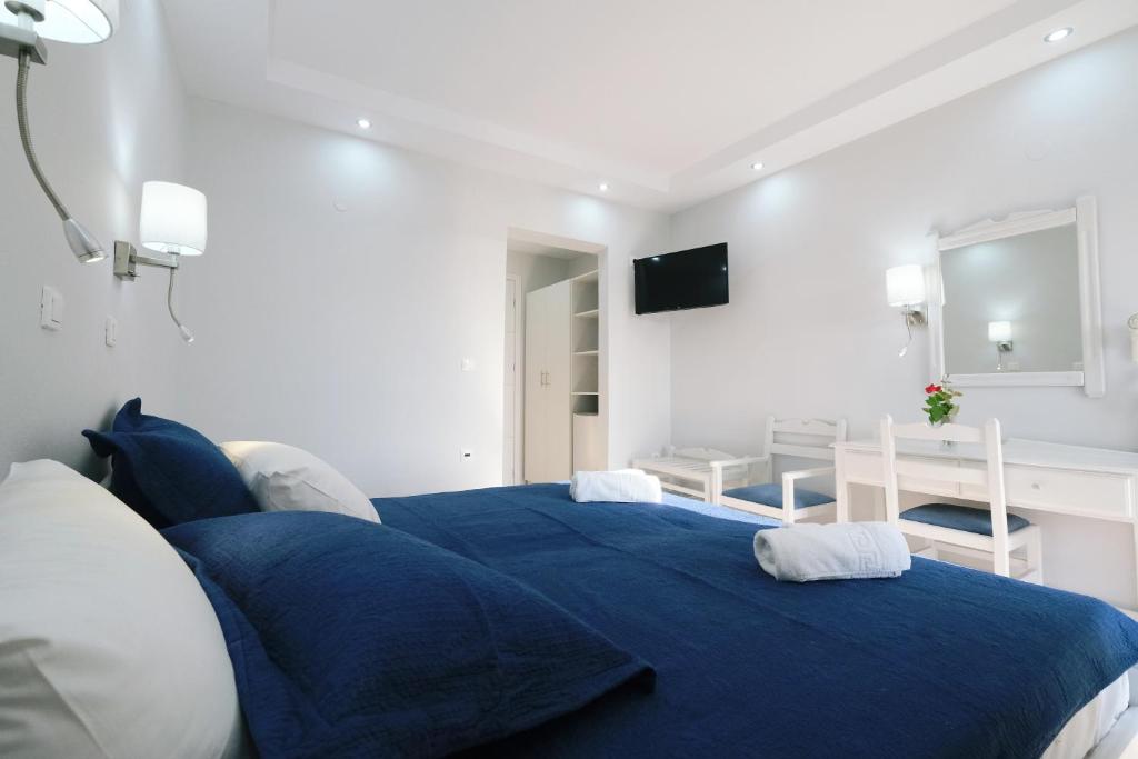 Ifestos Hotel tesisinde bir odada yatak veya yataklar