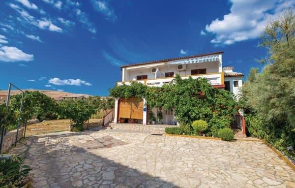 una grande casa con un vialetto davanti di Apartments Luna a Zubovići