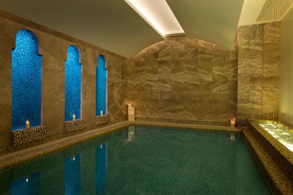 Bazén v ubytování Millennium Al Rawdah Hotel nebo v jeho okolí