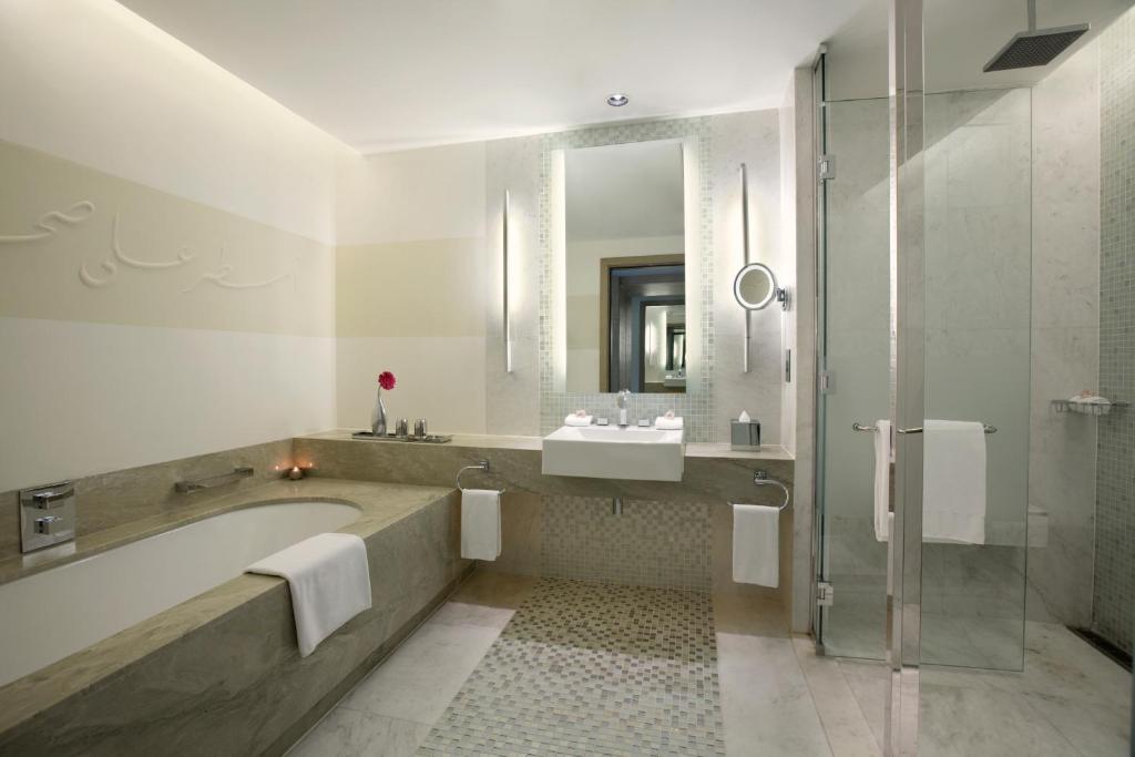 Koupelna v ubytování Millennium Al Rawdah Hotel