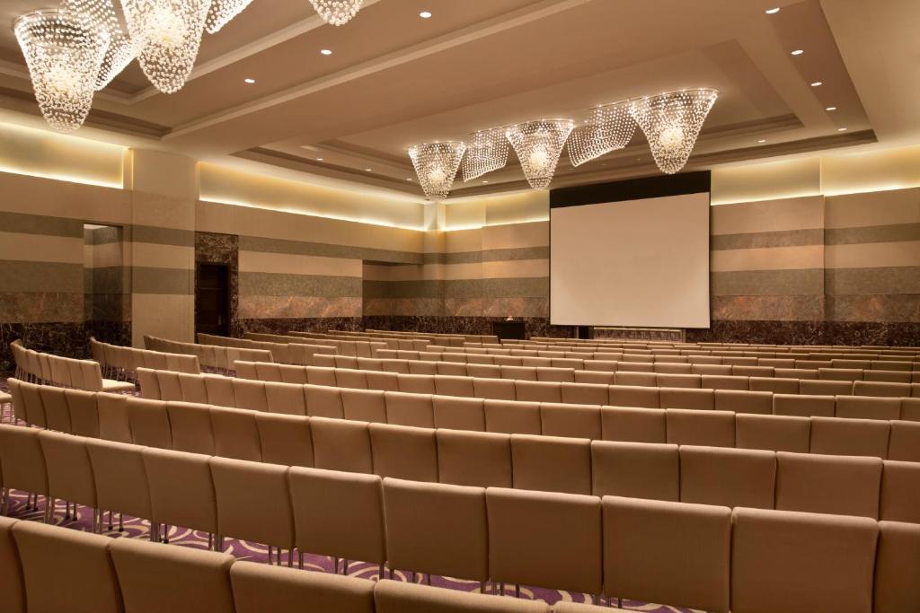 Konferenční prostory v ubytování Millennium Al Rawdah Hotel