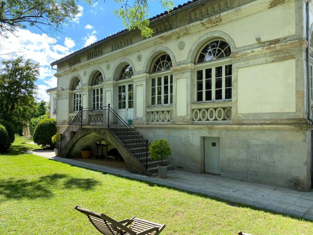 budynek ze schodami przed nim w obiekcie Gite Les Buis de Saint Martin w mieście Marssac-sur-Tarn