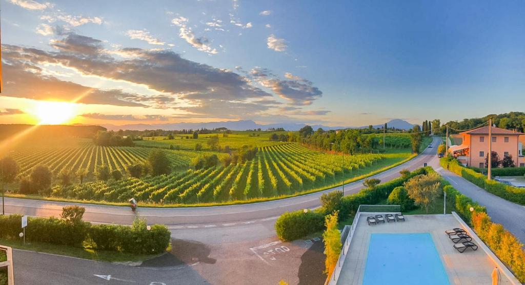 Bazén v ubytování Hotel Nuova Barcaccia nebo v jeho okolí