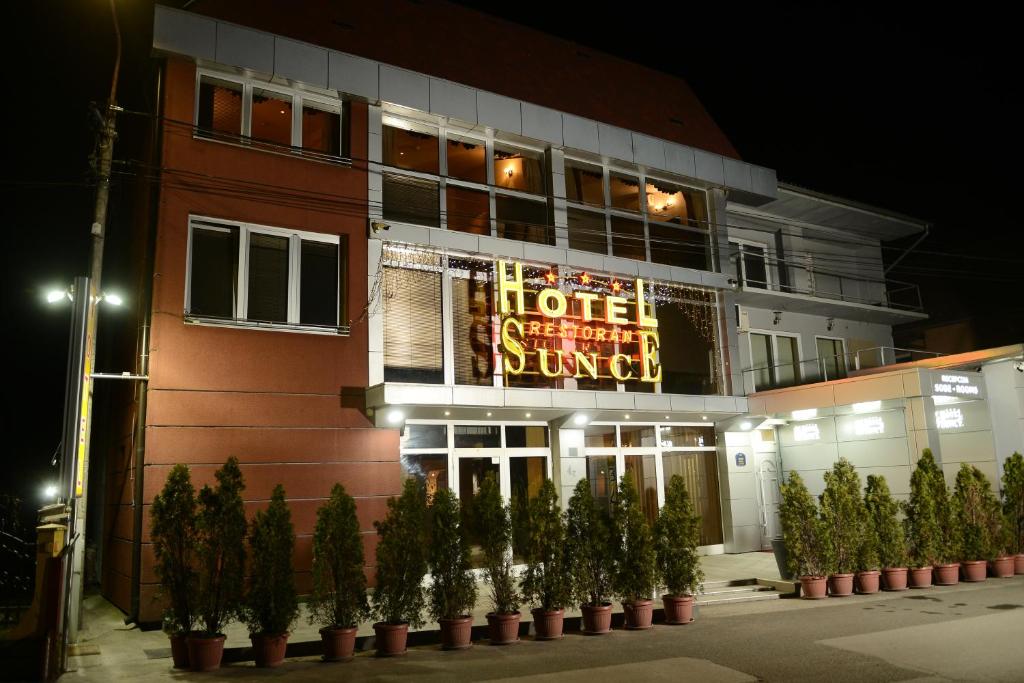 un hotel con un cartel en el lateral de un edificio en Hotel Sunce, en Kraljevo