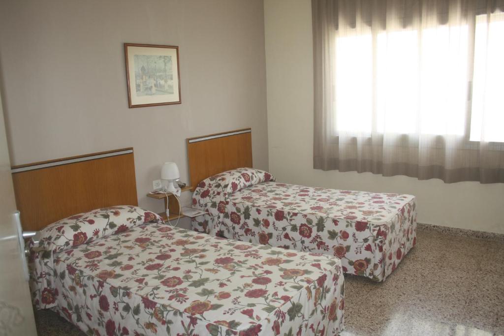 Posteľ alebo postele v izbe v ubytovaní Hostal Torre Mar