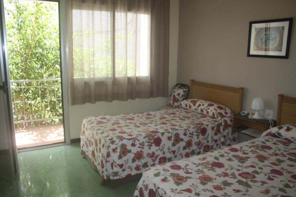 Posteľ alebo postele v izbe v ubytovaní Hostal Torre Mar