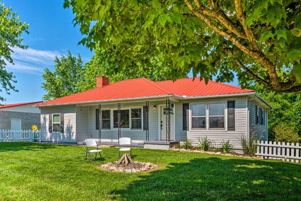 mały biały dom z czerwonym dachem w obiekcie Cottage with Deck and Yard 2 Mi to Dale Hollow Lake! w mieście Byrdstown