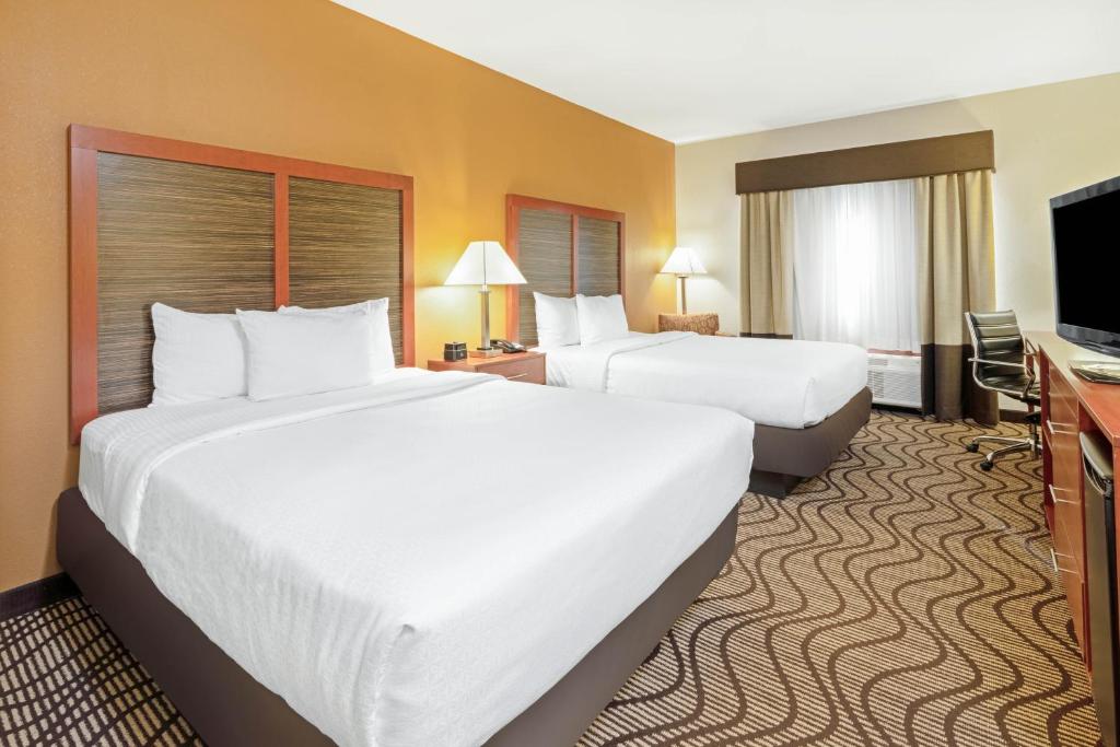 Postel nebo postele na pokoji v ubytování La Quinta by Wyndham Midwest City - Tinker AFB