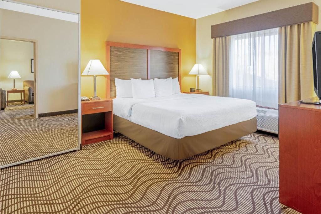 Postel nebo postele na pokoji v ubytování La Quinta by Wyndham Midwest City - Tinker AFB