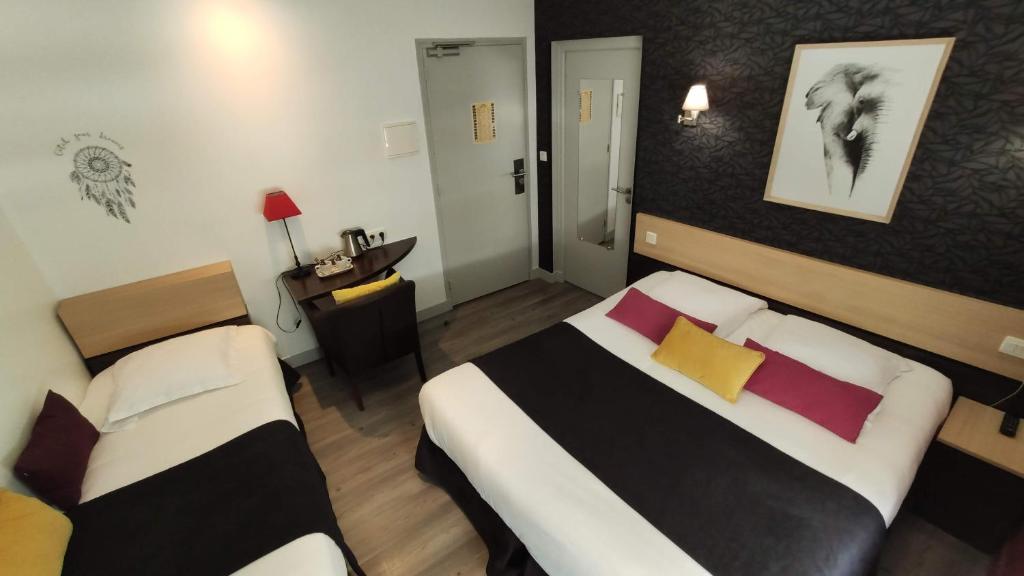 Postel nebo postele na pokoji v ubytování Celtic Hotel