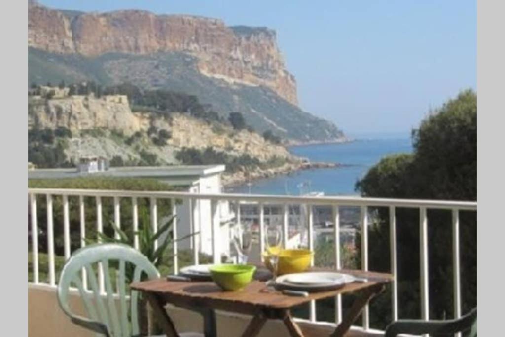 - une table sur un balcon avec vue sur l'océan dans l'établissement La Rade vue mer parking K6&you, à Cassis