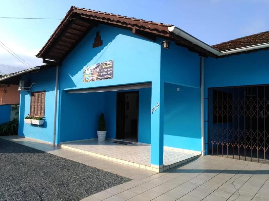 a blue building with a large doorway at Hostel Villa Pomerânia in Pomerode