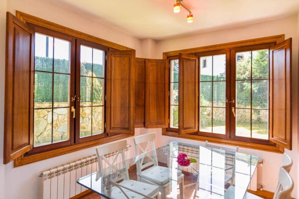 ¡Nuevo! Cómodo y amplio chalet con jardín - Casa De Cuatro Dormitorios