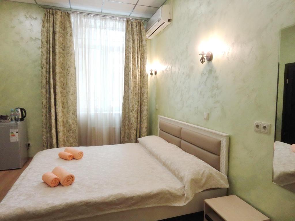 1 dormitorio con 1 cama con 2 toallas en Hotel Andreevskiy en Moscú
