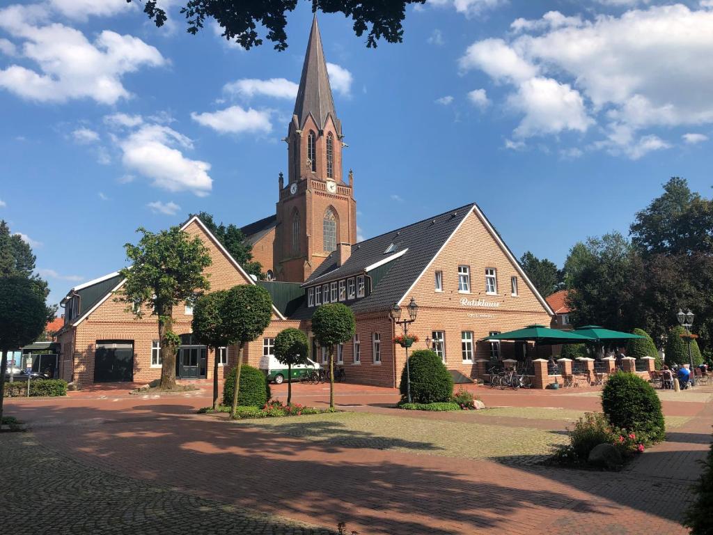 Una gran iglesia con un campanario encima. en Hotel Anno 1848 en Lindern