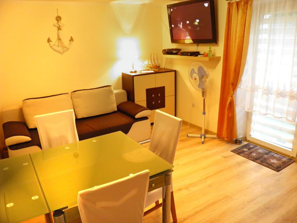 a living room with a dining table and a couch at APARTAMENT BERMUDY in Świnoujście