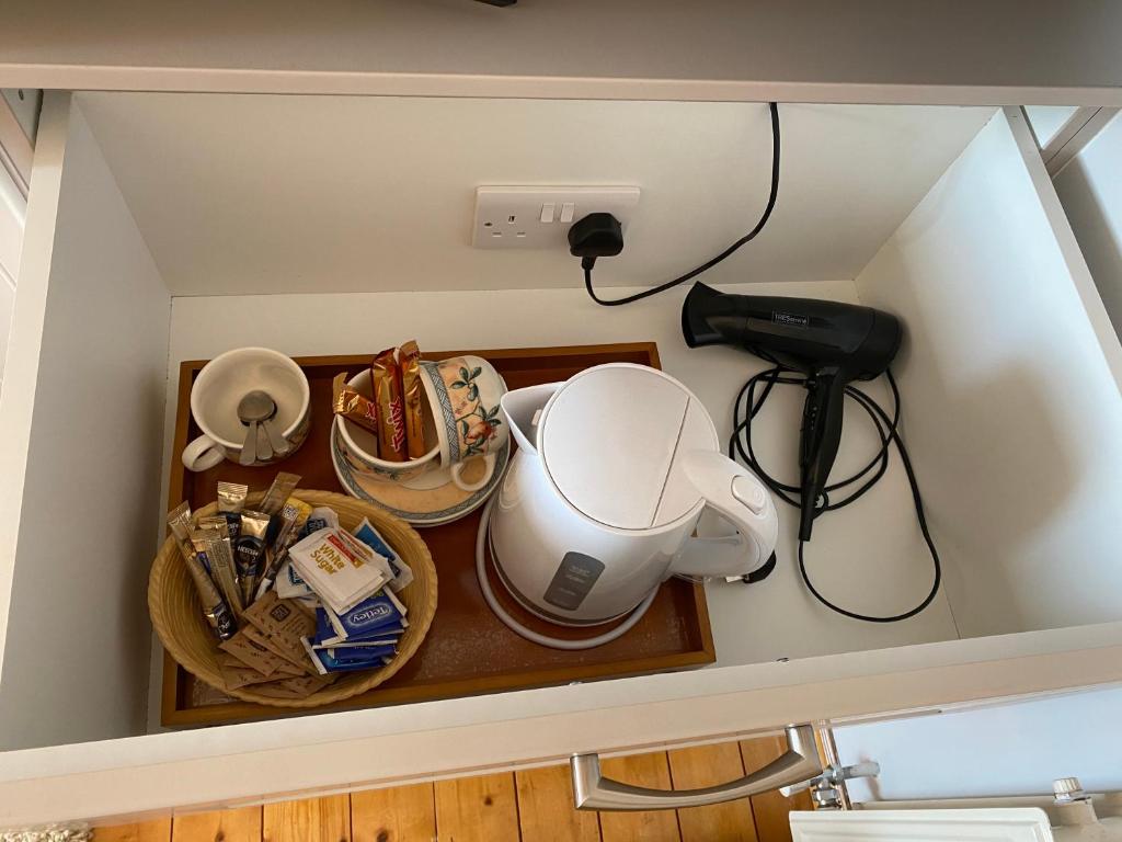 Příslušenství pro přípravu čaje a kávy v ubytování Sleadrin View B&B