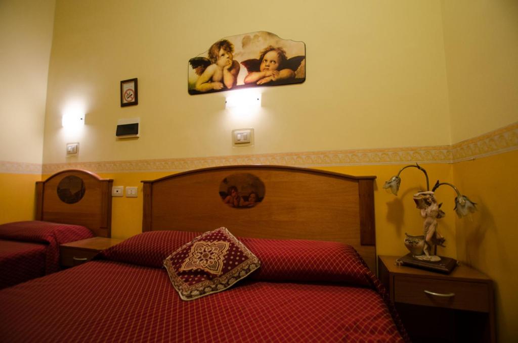 Postel nebo postele na pokoji v ubytování Hotel Cherubini