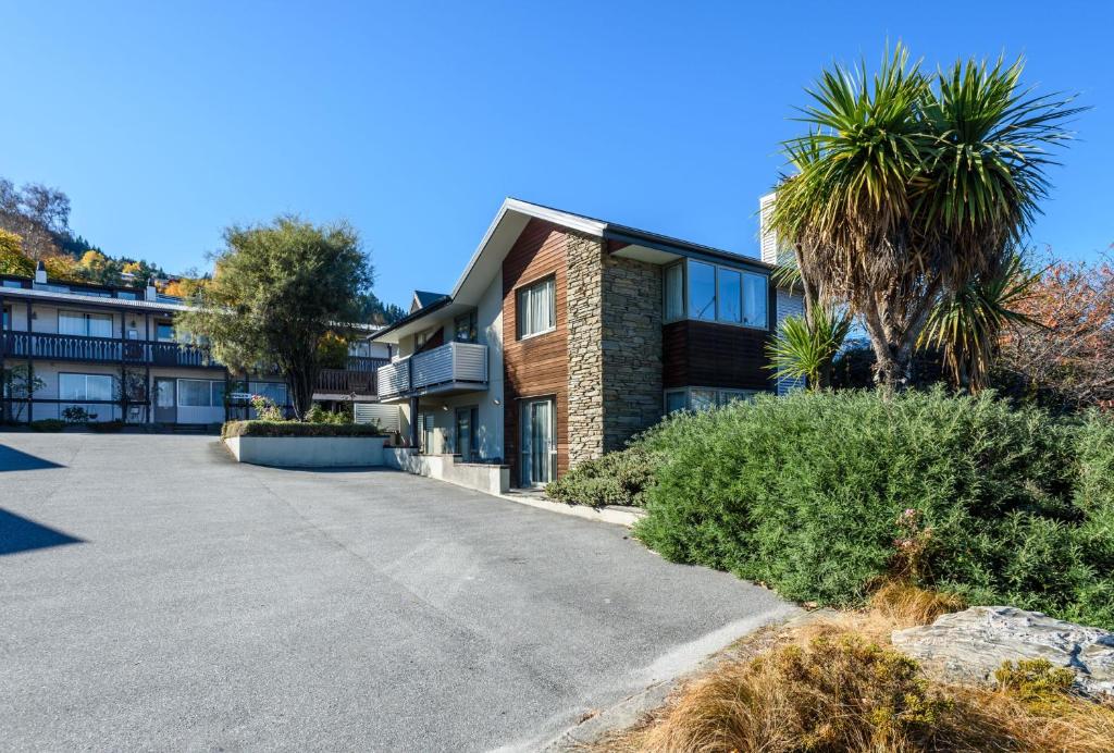 an empty driveway in front of a building at Queenstown Motel Apartments in Queenstown