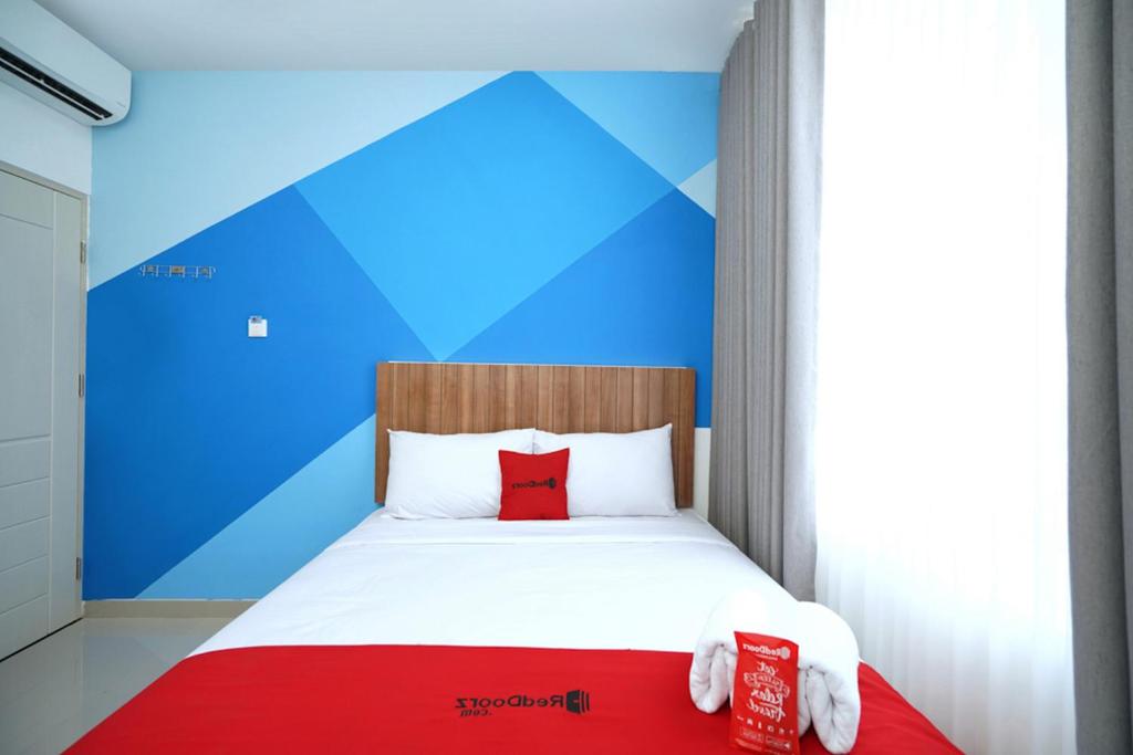 Postel nebo postele na pokoji v ubytování RedDoorz Plus @ Terban Residence