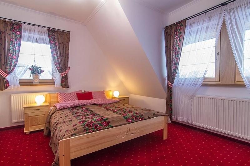 Posteľ alebo postele v izbe v ubytovaní Folk Resort Domki i Apartamenty