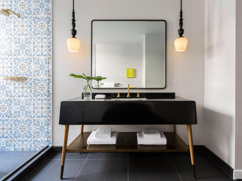 Kimpton Gray Hotel Chicago by IHG - Premium King Room Mit Begehbarer Dusche
