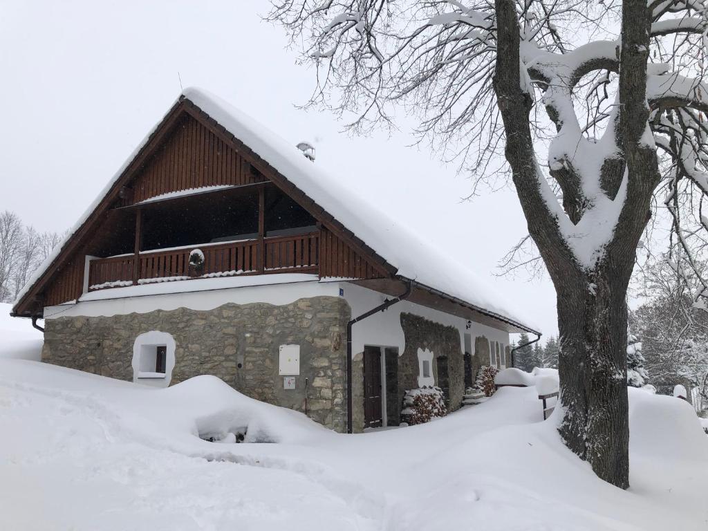 Odpočiváme v chalupě – pohovka