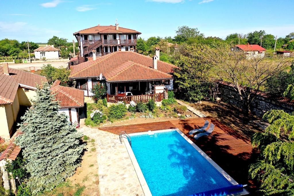 una vista aérea de una casa con piscina en Family Hotel Old Time, en Tyulenovo