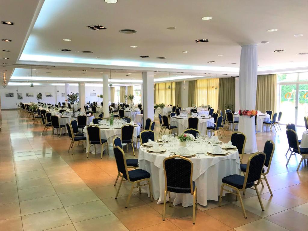 a banquet hall with white tables and chairs at Hotel Montera Plaza in Los Barrios