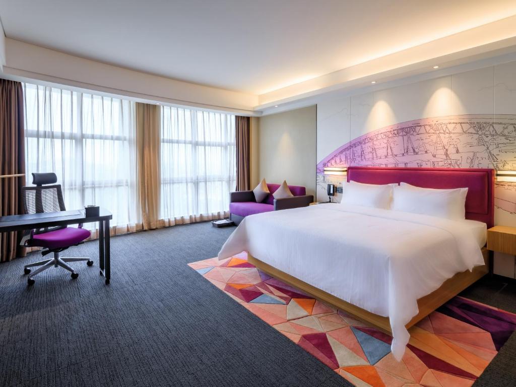 Postel nebo postele na pokoji v ubytování Hampton by Hilton Guangzhou Baiyun Airport North