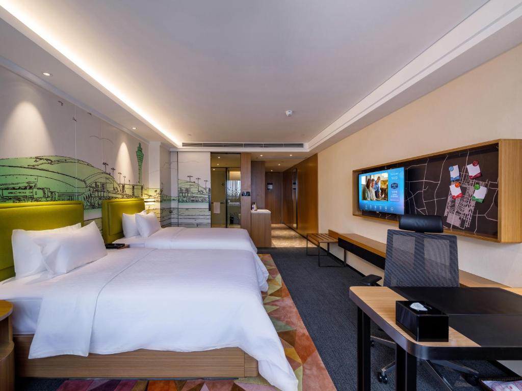 TV a/nebo společenská místnost v ubytování Hampton by Hilton Guangzhou Baiyun Airport North