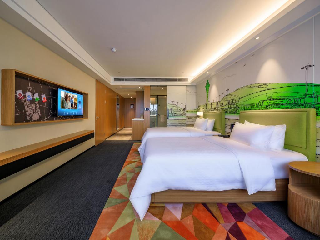 Postel nebo postele na pokoji v ubytování Hampton by Hilton Guangzhou Baiyun Airport North