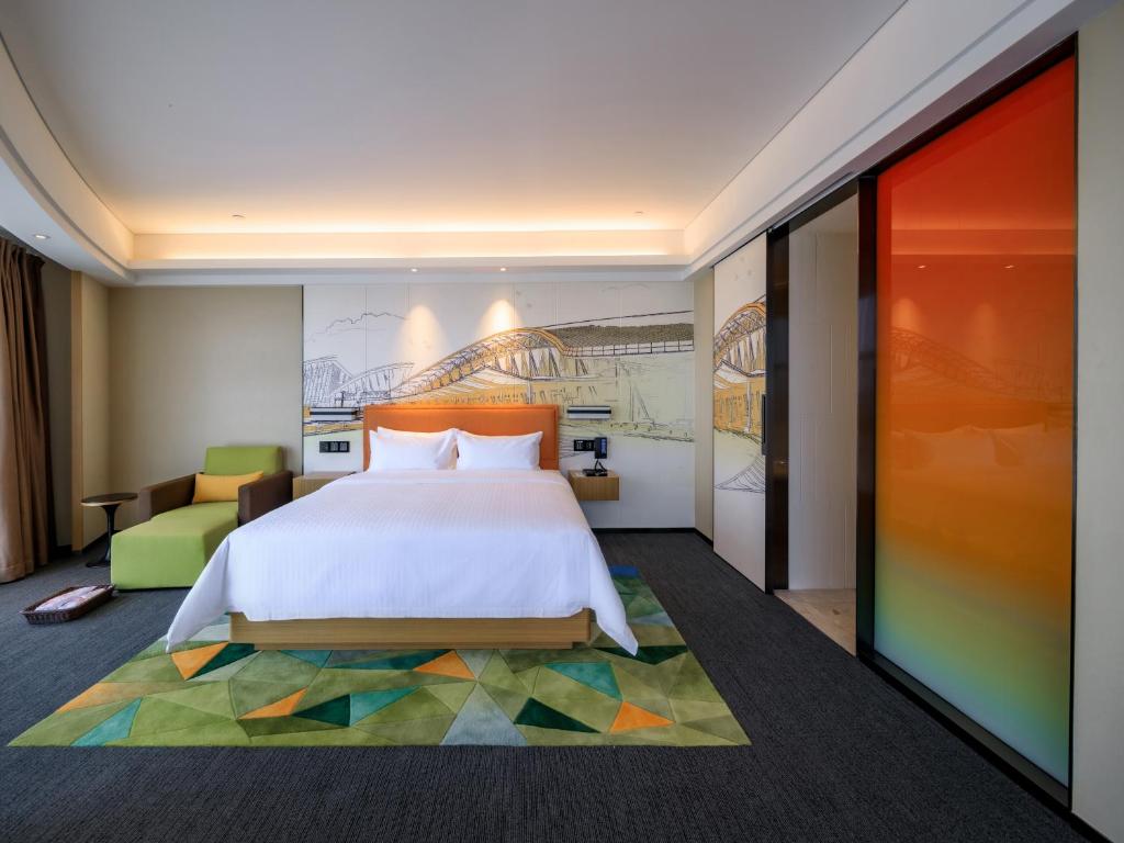 Postel nebo postele na pokoji v ubytování Hampton by Hilton Guangzhou Baiyun Airport North