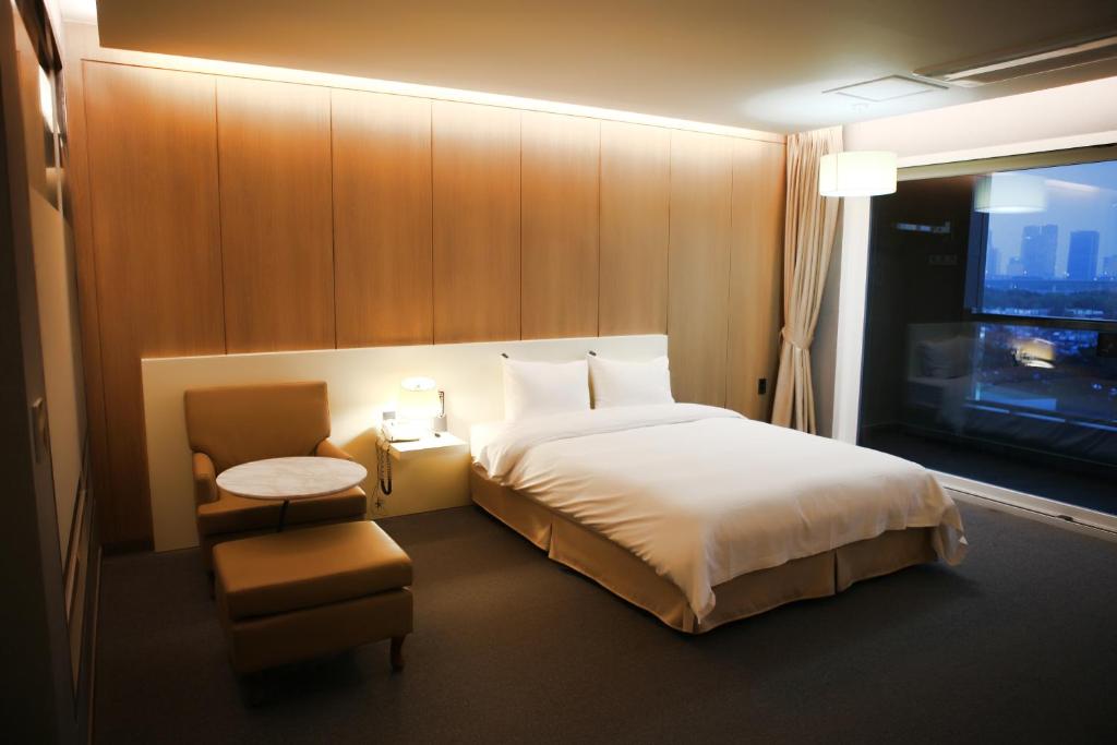 Postel nebo postele na pokoji v ubytování Incheon Stay Hotel