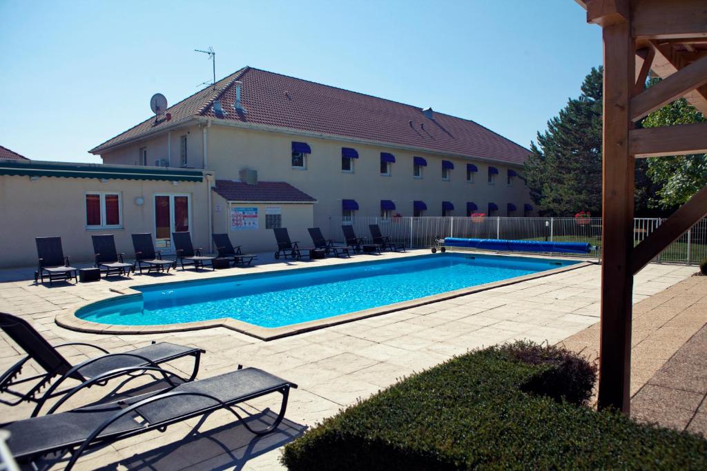 Bazén v ubytování Tulip Inn Beaune nebo v jeho okolí