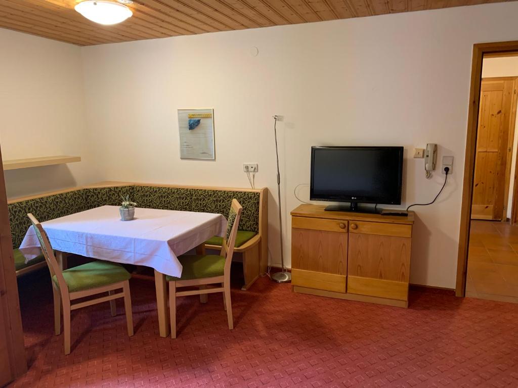 TV a/nebo společenská místnost v ubytování Ferienhaus am Burgsee