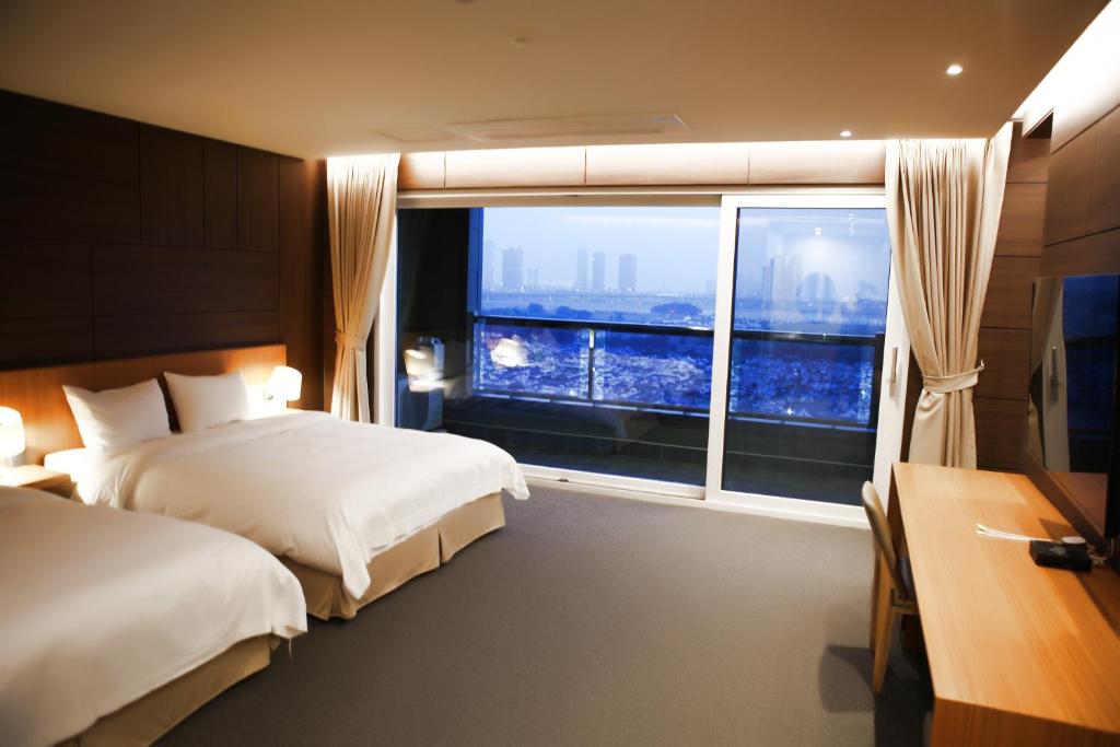 Postel nebo postele na pokoji v ubytování Incheon Stay Hotel