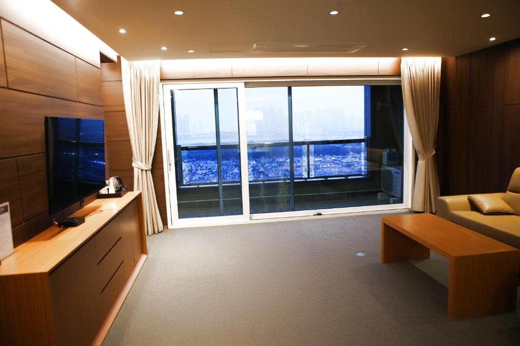 TV a/nebo společenská místnost v ubytování Incheon Stay Hotel