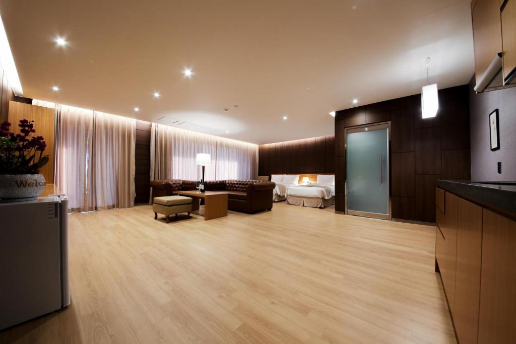 TV a/nebo společenská místnost v ubytování Incheon Stay Hotel